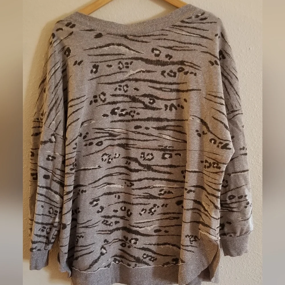Democracy womens animal spits and stripes print sweater size 3XL